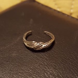 10K White Gold Toe Ring with (2)diamonds chips